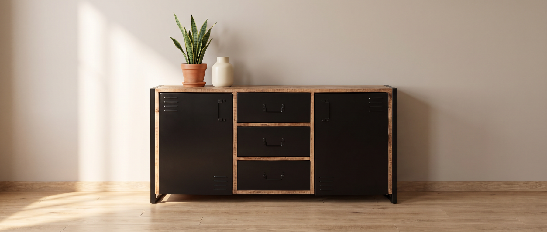 Dressoir met zwarte metalen deuren en houten lades in een lichte woonkamer, met een plant en vaas erop