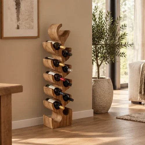 Houten wijnrek met wijnflessen in een warm ingericht interieur