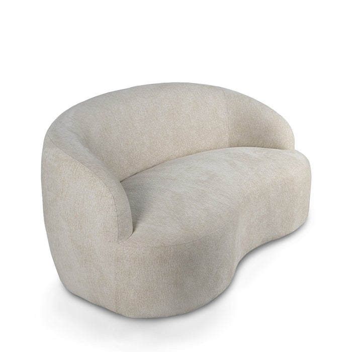 Moderne beige bank in organische vorm, bekleed met zacht polyester voor een stijlvol interieur.