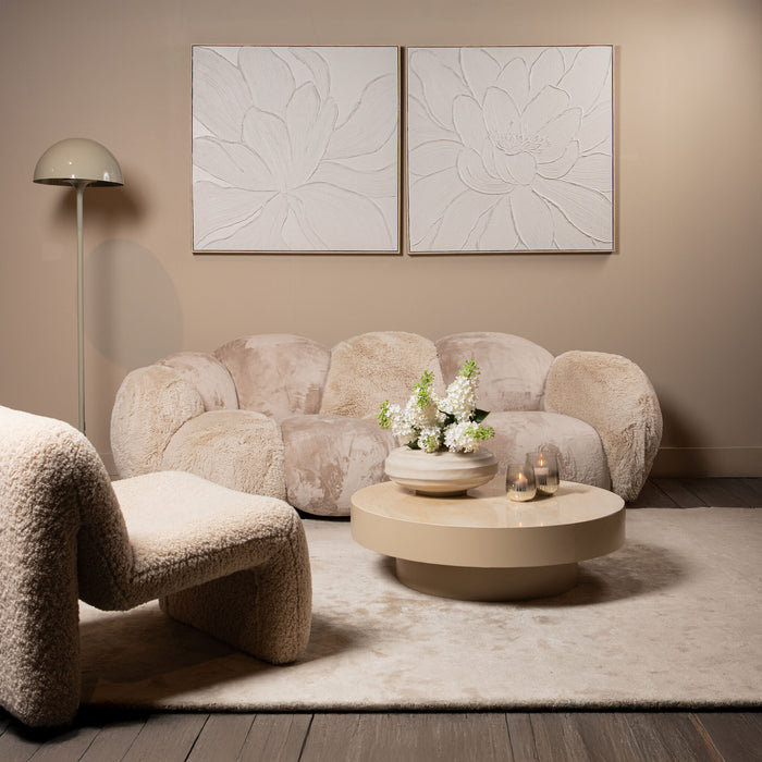 Beige polyester vloerkleed Curvae 109x238 cm in een sfeervol ingerichte woonkamer met bijpassende meubels.