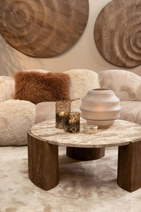 Beige polyester vloerkleed Curvae 109x238 cm in een sfeervol interieur met een marmeren salontafel.