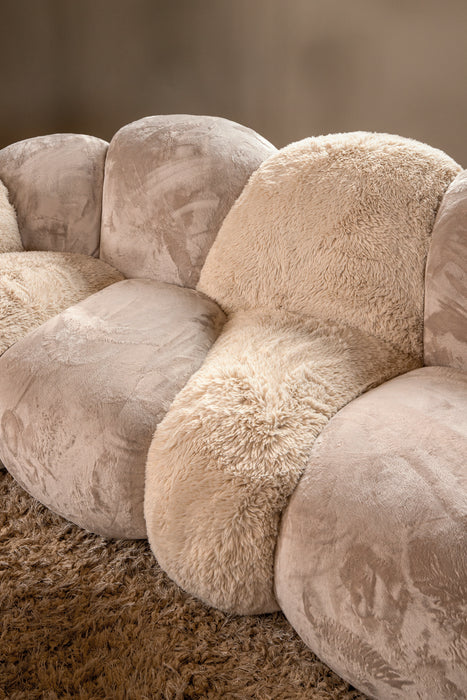 Beige 3-zitsbank Curvae van PTMD met organische, ronde vormen en een zachte, textuurrijke bekleding in een modern design.