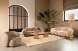 Beige 3-zitsbank Curvae met organische, ronde vormen en zachte textuur in een stijlvol modern interieur.