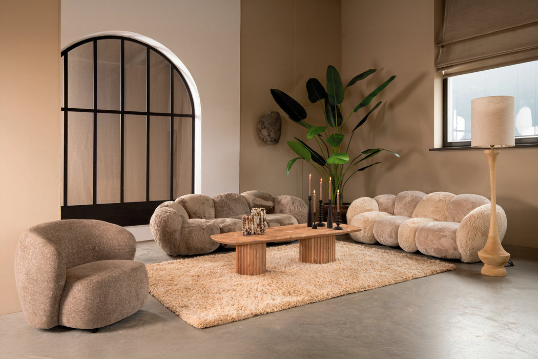 Beige rechthoekig polyester vloerkleed van 109x238 cm in een stijlvol modern interieur.