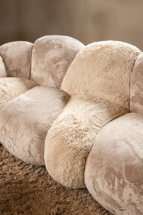 Luxe 3-zitsbank Curvae in beige met organische vormen en een zachte, gestructureerde stoffen bekleding.