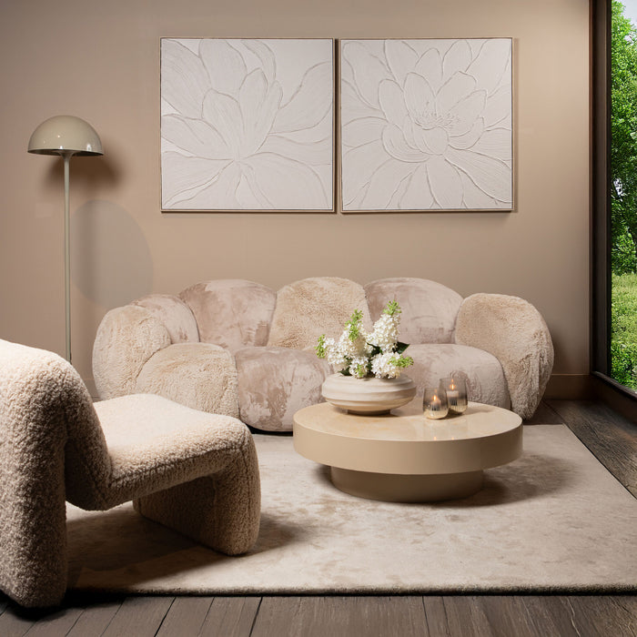 Beige PTMD Curvae polyester vloerkleed van 109x238 cm in een sfeervol ingerichte woonkamer.