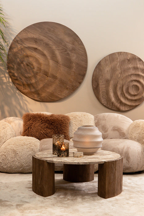 Beige polyester vloerkleed Curvae 109x238 cm in een sfeervol interieur met een zachte textuur en moderne uitstraling.