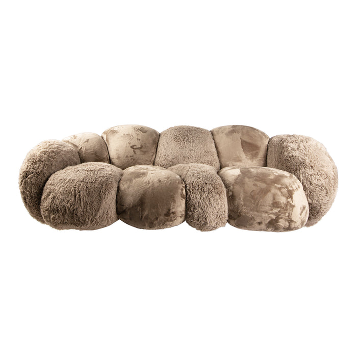 Beige PTMD Curvae vloerkleed van zacht polyester met een uniek, organisch gevormd design van 109x238 cm.