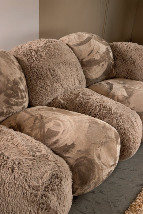 Beige PTMD Curvae vloerkleed van polyester met een zachte, hoogpolige textuur en abstracte patronen, 109x238 cm.