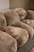 Beige PTMD Curvae vloerkleed van polyester met een zachte, hoogpolige textuur en abstracte patronen, 109x238 cm.