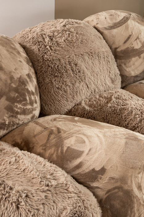 Beige PTMD Curvae vloerkleed van zacht polyester met een golvend patroon, afmeting 109x238 cm.