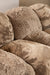 Beige PTMD Curvae vloerkleed van polyester met een zachte, hoogpolige textuur en een abstract patroon.