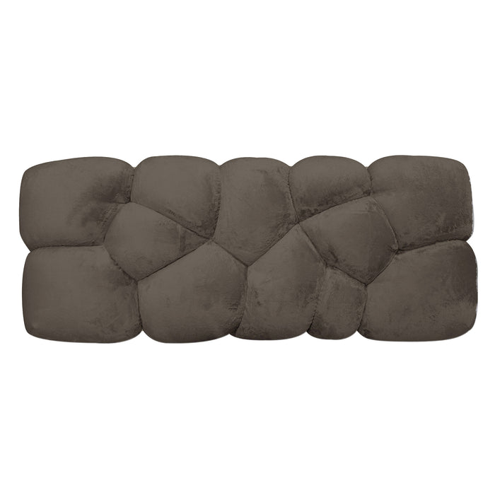 PTMD Nubibus 3-zitsbank in taupekleurig polyester met een uniek, organisch gewatteerd design.