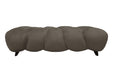 PTMD Nubibus bank in taupe polyester met een zachte, gewatteerde structuur en zwarte poten.