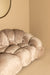 Moderne 3-zitsbank van PTMD met zachte, rode polyester bekleding en een opvallend, organisch gewatteerd design.