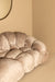 Moderne 3-zitsbank van PTMD met zachte rode polyester bekleding en een volumineus, gewatteerd design.