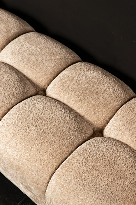 Beige Melbourne bankje van PTMD met gestoffeerde polyester zitting en doorgestikt patroon.