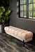 Beige gestoffeerd bankje Melbourne met gecapitonneerd polyester en slank zwart metalen onderstel.