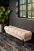 Beige gestoffeerd Melbourne bankje met gecapitonneerd design en slank zwart metalen onderstel.