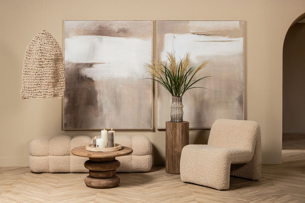 Beige bouclé bankje van PTMD met een slank metalen onderstel in een sfeervol interieur.