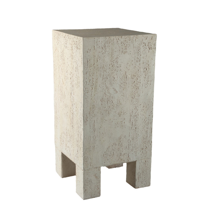 Rechthoekige crèmekleurige bijzettafel Chandar van PTMD in robuust beton met een hoogte van 38 cm.