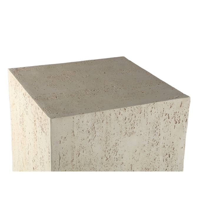 Rechthoekige bijzettafel Chandar van PTMD in crème beton met een robuuste, natuurlijke textuur.