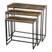 Set van drie goudkleurige ijzeren bijzettafels met een strak zwart metalen frame.