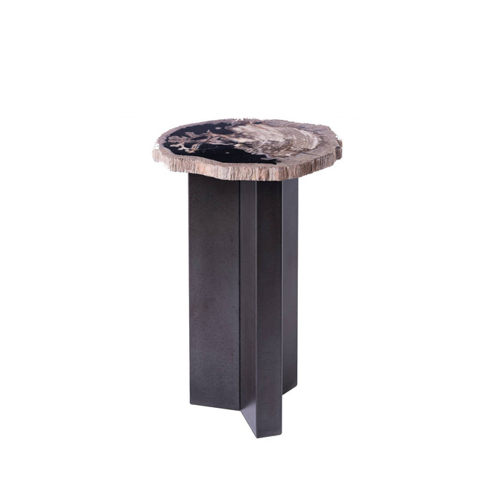 Zwarte PTMD bijzettafel Jisse van 35x30 cm met een natuurlijk blad van versteend hout op een strakke voet.