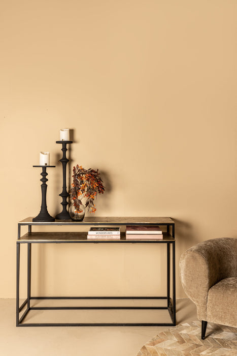 Rechthoekige PTMD Kae bijzettafel van 41x149 cm met zwart metalen frame en goudkleurig blad in een stijlvol interieur.