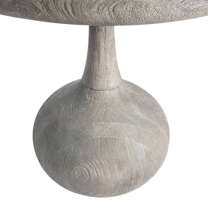 Ronde grijze bijzettafel van mangohout met een opvallende bolvormige voet en zichtbare houtnerf.