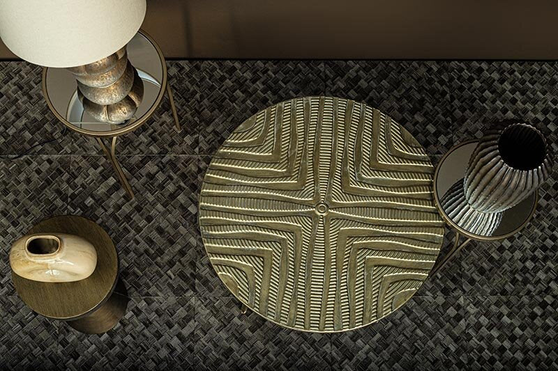 Ronde goudkleurige ijzeren bijzettafel Rikka van 40 cm met een decoratief reliëfpatroon op het blad.