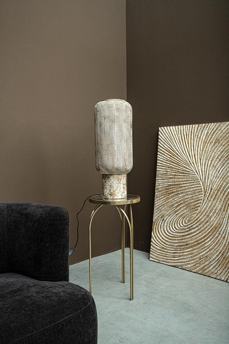 Ronde goudkleurige metalen bijzettafel Rikka van 40 cm met een slank onderstel in een modern interieur.