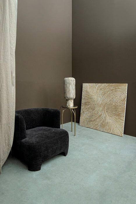Ronde goudkleurige PTMD Rikka bijzettafel van ijzer met een diameter van 40 cm in een modern interieur.
