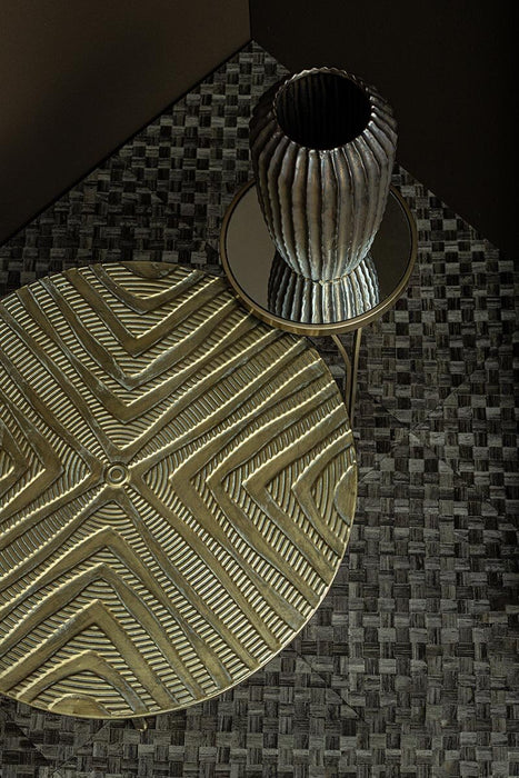 Ronde gouden bijzettafel Rikka van PTMD met een decoratief ijzeren blad en een gestructureerd patroon.