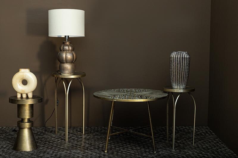 Ronde, goudkleurige PTMD Rikka bijzettafel van ijzer met een diameter van 40 cm in een sfeervol interieur.