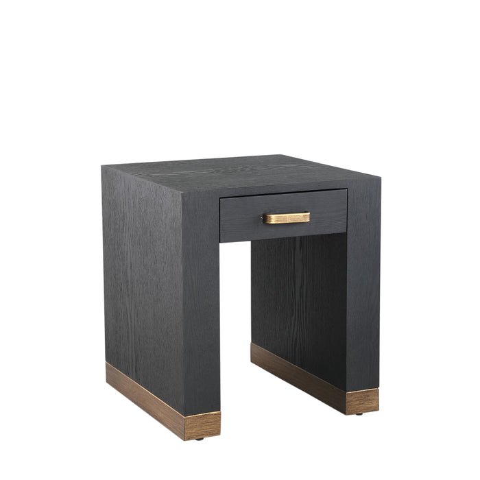 Zwarte PTMD Tiess bijzettafel van 45 cm in houtfineer met een lade en goudkleurige accenten.