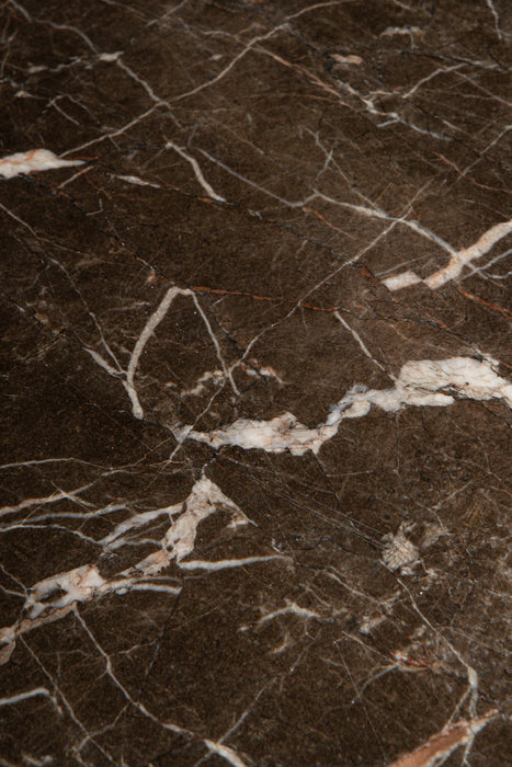 Bruin natuurstenen tafelblad van de PTMD Volos bijzettafel met een uniek wit marmeren aderpatroon.
