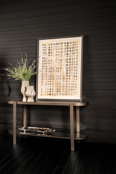 PTMD Yozan bijzettafel van mangohout en metaal, 44x160 cm, met een modern design tegen een zwarte wand.