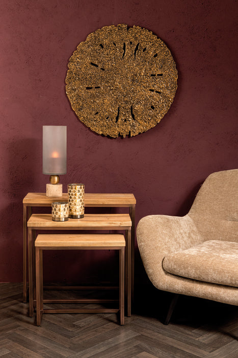 Rechthoekige PTMD Zoah bijzettafel van mangohout met koperkleurig frame, 29x70 cm, in een sfeervol interieur.