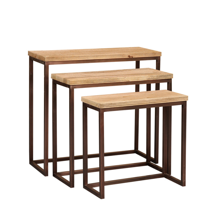 Set van drie rechthoekige bijzettafels van mangohout met een koperkleurig metalen frame.