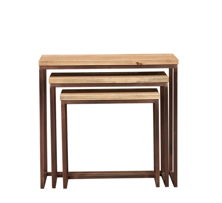 Set van drie rechthoekige bijzettafels van mangohout met een koperkleurig metalen frame.
