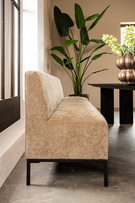Beige gestoffeerde Xania eetkamerbank van 65x200 cm met slank zwart metalen onderstel in een modern interieur.