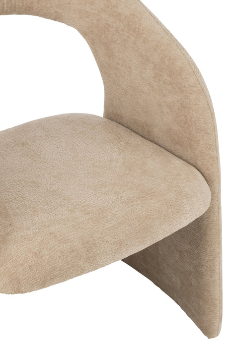 Moderne beige eetkamerstoel van zacht textiel met een gebogen, organisch design.