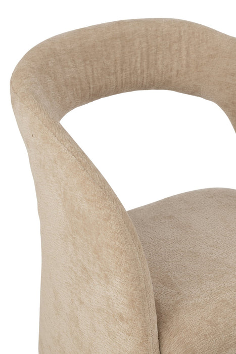Beige eetkamerstoel van zacht textiel met een comfortabel, afgerond design.