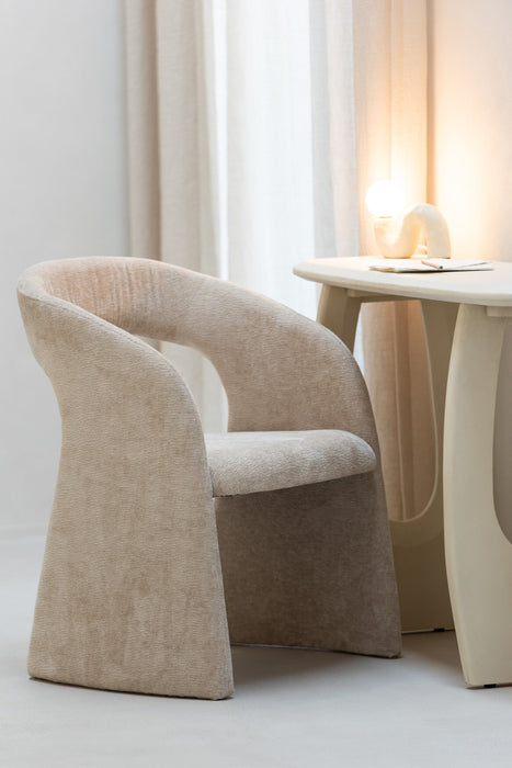 Beige gestoffeerde eetkamerstoel met een modern, rond design en zachte textuur, afmeting 66x65x86 cm.