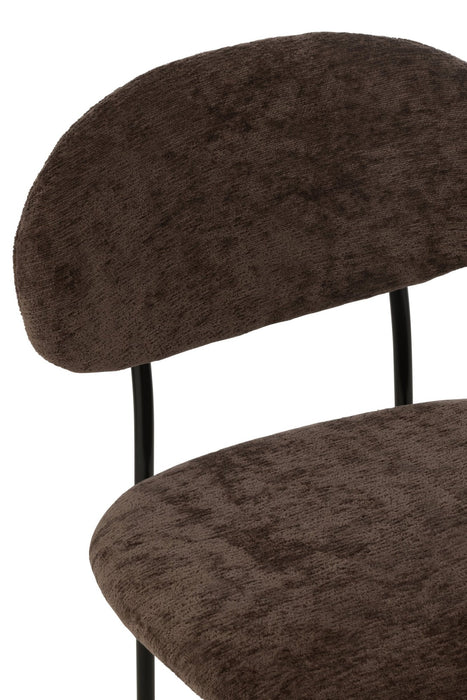 Bruine eetkamerstoel met zachte textielbekleding en een zwart metalen frame voor een modern interieur.