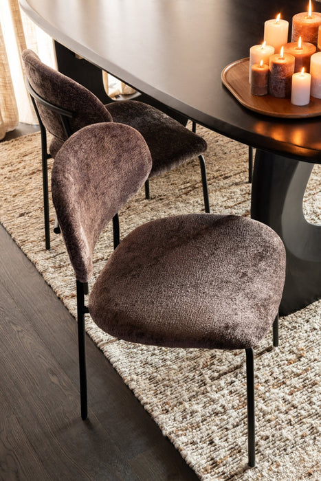 Bruine eetkamerstoel van textiel met zwart metalen frame, 55x51x82 cm, in een modern interieur.