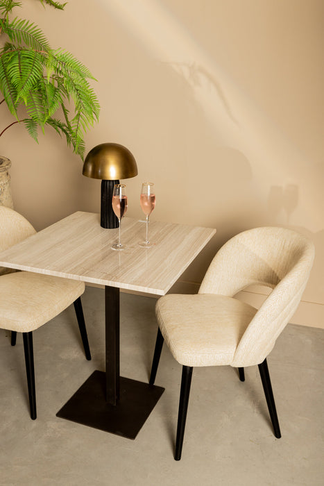 Vierkante PTMD eettafel Plaza van 70 cm met wit marmeren blad en zwart onderstel, inclusief twee beige stoelen.