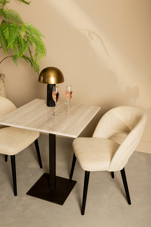 Vierkante PTMD eettafel Plaza van 70 cm met wit marmeren blad en zwart onderstel, inclusief twee beige stoelen.