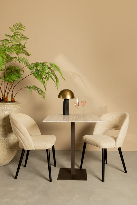 PTMD Plaza eettafel van 70 cm met wit marmeren blad en zwart onderstel, gecombineerd met twee beige stoelen.
